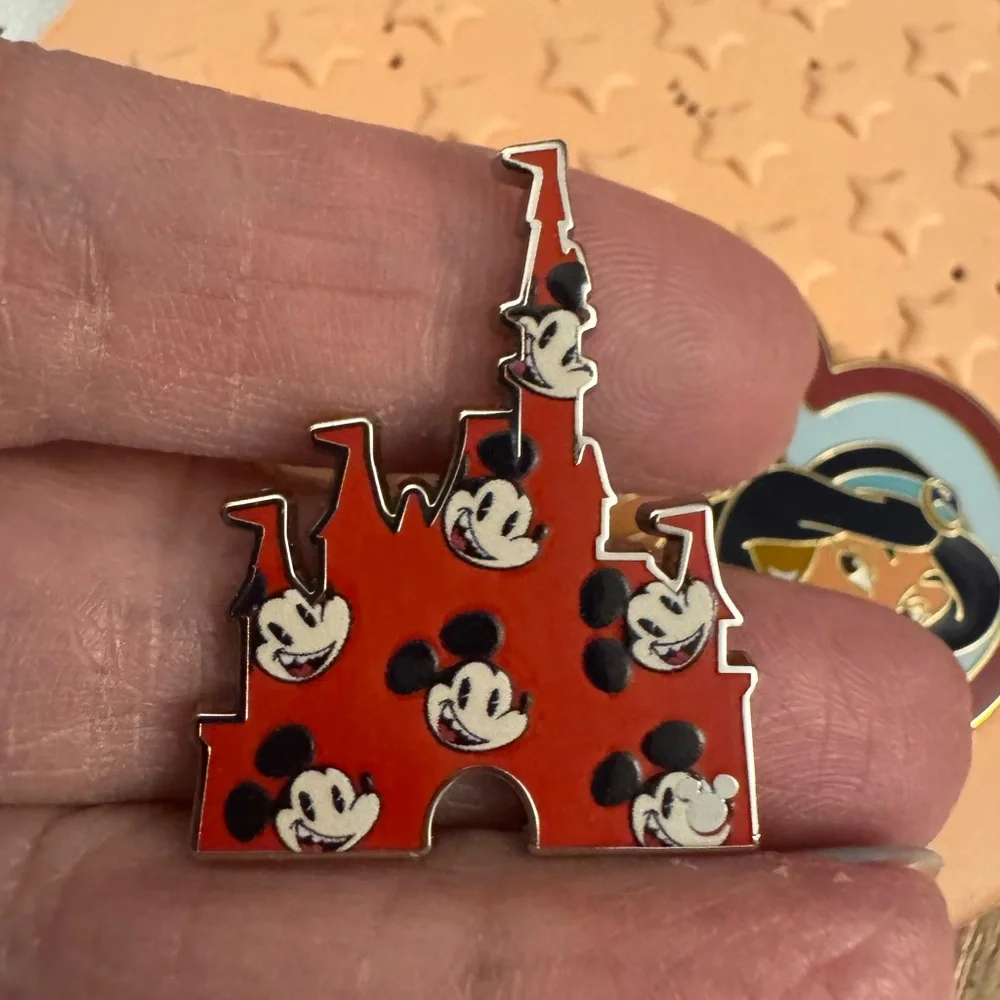 One “LOT” of excellent condition Disney Pins. 25 pins in total. - Picture 11 of 16